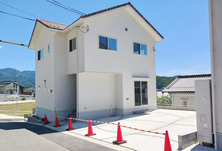 広島市安佐南区緑井8丁目19新築一戸建て分譲住宅外観